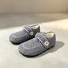 Sapatos Fofos com Design Retrô Feminino 2026 Outono Inverno Novo Sola Plana Velcro Algodão Sapatos de Feijão Quentes com Veludo Adicional Feminino