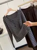 Cuello semibierto, color contrastante, cuello redondo bajo, camiseta de manga larga a rayas para mujer, nuevo estilo de principios de otoño, corte ajustado, top versátil para usar como base