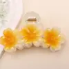 Novo prendedor de cabelo de acrílico frangipani colorido, presilha floral, acessório de cabelo feminino elegante e sofisticado, presilha de tubarão lateral