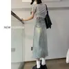 Saia Jeans Feminina de Cintura Alta Cor Clara Outono Fina Novo Estilo 2024 Pequena Média Comprimento Fenda Linha A