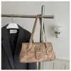 Bolsa baguette feminina da moda estilo coreano 2026, retrô, para motocicleta, com fivela de rebite decorativa no ombro