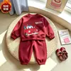 Nuevo conjunto de dos piezas 2026 para niños, con estampados de coches de dibujos animados en una sudadera y pantalones largos, disponible en varios colores y ofrecido para dropshipping