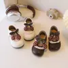 Zapatos de cuero de estilo francés para niños en stock, zapatos de princesa de encaje versión coreana para niñas, zapatos de vestir individuales brillantes de cuero suave para estudiantes