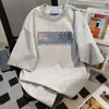 Camiseta Casual de Manga Curta com Estampa de Letras Design de Nicho Verão 2026 Solta Versátil Estilo Casal Top para o Dia a Dia