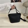 Moda 2025 Verano Nuevo Bolso Bandolera de Hombro Único para Mujer con Estilo Diseño Nicho Casual Simple Texturizado Tipo Cubo