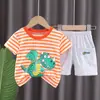 Traje de Moda de Verano para Niños de Manga Corta Estilo Nuevo Moda y Estilo Occidental Rayado de Dinosaurio Pterodáctilo Cuello Redondo Manga Corta Conjunto de Dos Piezas