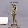 Figura criativa de menina bonita em latão puro com pele clara, aparência linda, pernas longas, corpo escultural, estilo de modelo, pequeno presente sexy