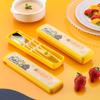 Caja de vajilla portátil de acero inoxidable 304 con forma de pato amarillo pequeño, caja de almacenamiento para palillos y cucharas, juego de tres piezas para que los estudiantes trabajen
