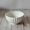 Vajilla con patrón de crisantemo en relieve serie de cuencos y platos de cerámica plato plano plato llano plato hondo cuenco para arroz cuenco para postre cuenco para sopa venta al por mayor