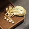 Broche Novo Vintage Banhado a Ouro Pena de Ouro Cravejado de Diamantes Exagerado Atmosférico Avançado Borla Pérola de Água Doce Pinos para Mulheres