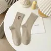 Calcetines de Media Pantorrilla Zhuji Otoño e Invierno Gruesos Transpirables Absorbentes de Sudor Celebridad de Internet Letra C Grande Casual para Hombre y Mujer Duraderos