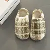 Chinelos femininos peludos de calçar 2026 inverno simples confortáveis para uso externo sem cadarço antiderrapantes quentes com sola grossa chinelos de pelúcia para casa