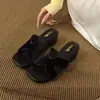 Pantuflas de Mujer 2026 Verano Nuevas Estilo Francés de Alta Gama de Terciopelo Sandalias Deslizantes para Uso en Exteriores, Suela Plana Suave Sandalias Versátiles de Playa