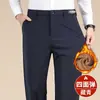 Pantalones casuales gruesos con forro polar para otoño e invierno, de pierna recta, pantalones de vestir sin arrugas, pantalones largos cálidos y amigables con la piel para hombres de mediana edad