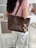 Nuevo bolso tote de alta gama para principios de otoño de 2026, gran capacidad, versátil para ir al trabajo, elegante bolso de mano para mujer al por mayor