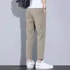 Pantalones Casuales Grises Finos de Verano para Hombre Corte Slim Recto Cortos a la Moda Secado Rápido Sensación Fresca Pantalones Versátiles para Verano