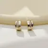 Pendientes de circonita cúbica lujosos y elegantes, con estilo y a la moda, con un diseño único y de nicho que presenta un diseño en forma de C de oro café