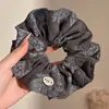 Goma para el pelo de encaje francés, un accesorio para el cabello de alta gama para mujer, perfecto para crear un moño o una cola de caballo elegante. Es un coletero delicado y elegante, disponible en tamaño grande