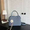 Bolso de mano cuadrado pequeño casual de nicho estilo coreano para mujer, nuevo bolso de hombro y cruzado casual único elegante de principios de otoño de 2026