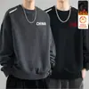 Camiseta de manga larga para hombre, otoño/invierno, moderna, corte holgado, forrada de forro polar, capa base casual, sudadera con cuello redondo estampada para jóvenes y estudiantes