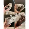 Versão Couro Uva Mãe Mesmo Estilo Sapatilhas Femininas Fundo Plano Agande Sapatos de Treino Solado Macio Tênis Esportivos Sapatos Casuais Versáteis