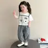 Conjunto de Roupa para Meninas 2026 Novo Conjunto de Moda Estilo Coreano para Meninas Pequenas, Conjunto de Duas Peças com Calça Xadrez Preto e Branco com Estampa de Gato para Bebês e Crianças Pequenas