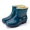 Botas de lluvia de forro polar fijas para mujer, botas de lluvia cortas cálidas, zapatos impermeables, zapatos de goma antideslizantes con forro de algodón para mujer adulta