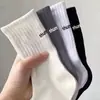 Calcetines Calcetines de Media Caña para Hombre Otoño e Invierno Color Puro Rayas Verticales Calcetines Casuales de Negocios Calcetines Altos Transpirables Absorbentes del Sudor Calcetines Deportivos