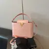 Bolsas texturizadas populares deste ano para mulheres 2026 Verão nova bolsa de mão em relevo de cor sólida bolsa de ombro único transversal estilosa
