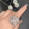 Anillo de tres piezas Versa niche en plata de ley chapada s925 Camelia con circonita completa, pendientes y collar de microincrustaciones de estilo europeo y americano transfronterizo
