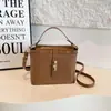 Moda Otoño 2026 Nuevo Bolso Cubo Clásico Elegante para Mujer Color Sólido Diseño de Textura de Hombro Único Bolso Cruzado para Mujer