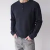 Camiseta de manga comprida estilo retro americano old money com urso mágico, camiseta casual masculina, estilo elegante e artístico, camisa base com gola Henley