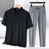 Stock de fábrica traje deportivo de seda helada de verano camiseta de manga corta para hombre camisa POLO para hombre pantalones de tela a rayas atuendo de papá