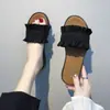 Novidade Primavera/Verão 2024 Estilo Coreano Tecido de Renda Uma Alça Salto Baixo Casual Chinelos Femininos Estudante Fundo Plano Sapatos de Praia
