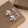 Brincos de Metal Simples Estilo Europeu e Americano, Design Grandioso e Exagerado, Novos Brincos de Luxo Acessível, Brincos de Flor de Pérola de Alto Padrão