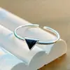 Anillo de Plata de Ley S925 Triángulo Negro Diseño Geométrico Estéreo Resalta la Estética Moderna y la Frescura
