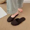 Mules Planas de Verão Slip-on de Couro Texturizado com Bico Redondo Estilo Retrô Sandálias Versáteis para Uso Externo Femininas