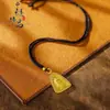 Collar de suéter con colgante de triángulo amarillo de la suerte chapado en oro estilo vintage con diamantes, similar a los que se encuentran en las joyerías