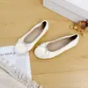 Versão em pele de ovelha de sapatilhas estilo doce com laço e bolinhas para mulheres, sapatos de calçar sem cadarço com bico redondo para o trabalho
