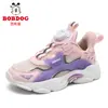Sapatos Infantis Babudou 2026 Verão Novo Estilo Malha Única Respirável Fivela Rotativa Sapatos Esportivos para Crianças de Meia e Grande Porte Sapatos de Corrida Antiderrapantes