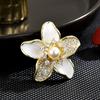 Broche de perlas Bauhinia de nuevo estilo, clásico, de moda, de color esmaltado, de lujo, para cuello, de alta gama, accesorios de ramillete.