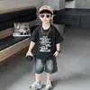 0763 Roupas de Verão para Meninos 2026 Novo Conjunto de Duas Peças Estilo Coreano Infantil Shorts Jeans de Manga Curta Roupa de Menininho