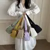 Bolso cruzado pequeño y ligero transfronterizo para mujer, nuevo bolso pequeño horizontal de un solo hombro versátil para viajes y desplazamientos, bolso cruzado de color liso