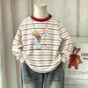 Camiseta de manga larga para niña, nuevo modelo primavera y otoño 2026, camiseta básica a rayas estilo coreano para niños, top holgado para niñas