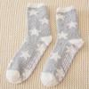 Calcetines de invierno de media pantorrilla de terciopelo coral con diseño de estrellas para mujer, sin pelusa, disponibles en Amazon.