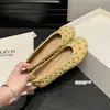 Alta calidad~Diseño de nicho, sin duplicados, bailarinas con remaches, nuevos zapatos planos elegantes de otoño 2026, zapatos de un solo color