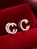 Pendientes de botón casuales de moda populares, creativos, con diseño de letra, simples, versátiles para el día a día, de alta calidad, lujo ligero