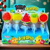 Paletas y Caramelos Duros en Varias Formas de Frutas para que los Niños Compartan Dulces y Den a sus Amigos Regalos Navideños. Puestos en la Puerta de la Escuela