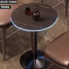 Conjunto de mesa e cadeiras de bar comercial estilo bistrô de luxo leve, mesa e cadeiras de bar com assentos em cartão para sala de festa e lounge de música minimalista