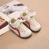 Zapatos de Tabla para Niñas Estilo Coreano Otoño Suela Suave 2026 Nuevo Estilo Niña Lunares Blancos y Negros ins de Moda Versátiles Casuales Zapatos de Entrenamiento Alemanes